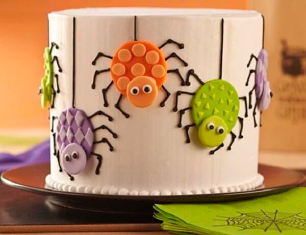 Aranhas super fofas complementam a decoração desse bolo de Halloween