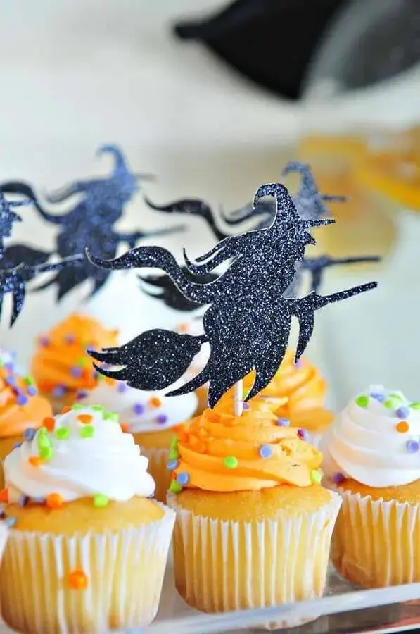 bruxinhas de papel para decoração de cupcake para festa de dia das bruxas Foto Pinterest