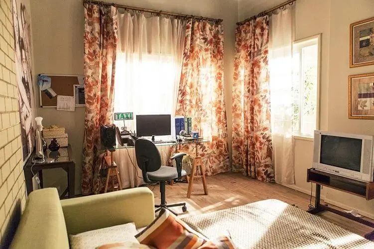 cadeira para escrivaninha - espaço para home office com cortina colorida 