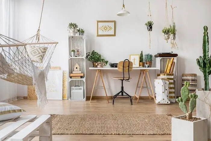 cadeira para escrivaninha - home office clean branco com cactos e rede 