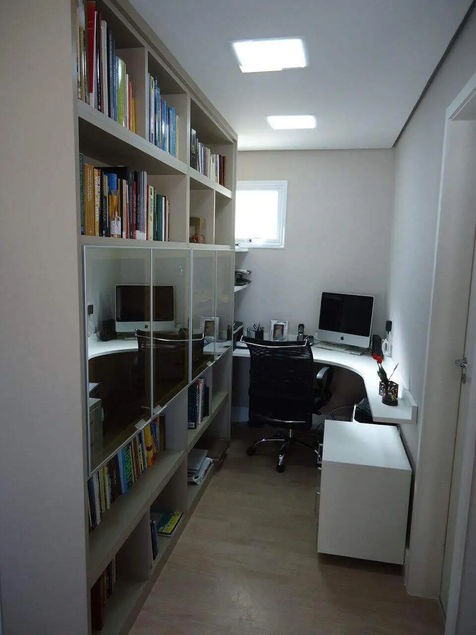 cadeira para escrivaninha - home office com estante 