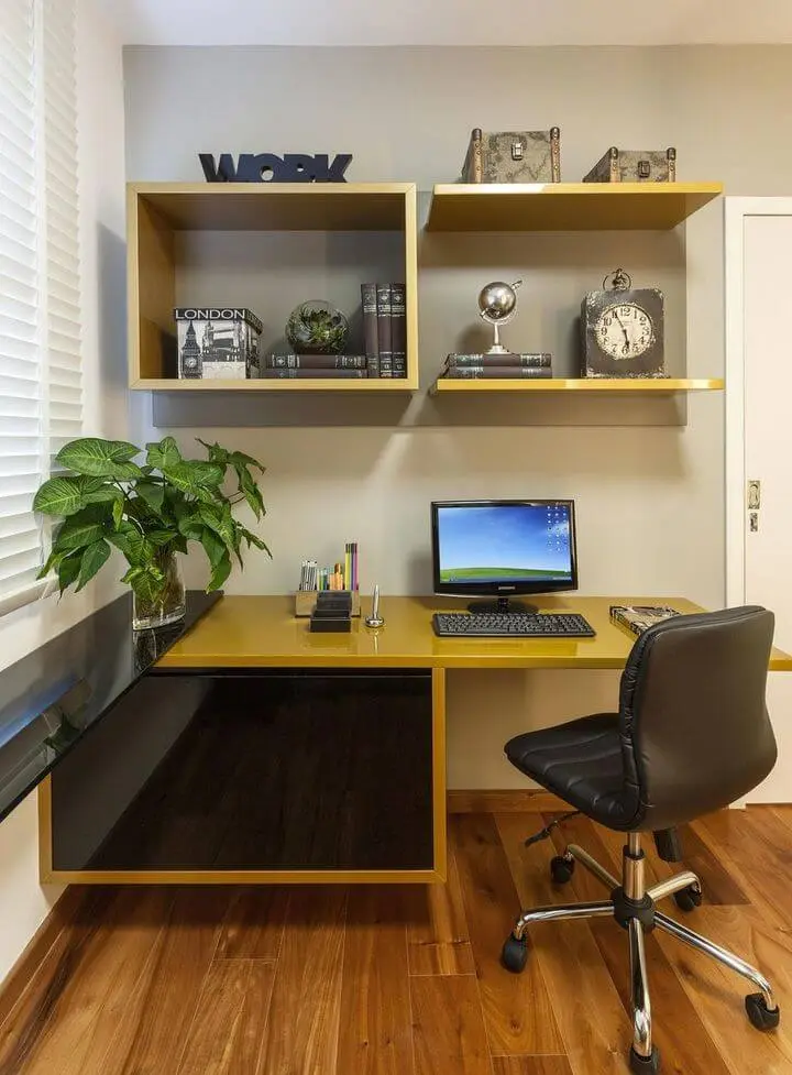 cadeira para escrivaninha - home office com nichos amarelos 