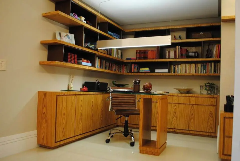 cadeira para escrivaninha - luminária pendente em home office amadeirado