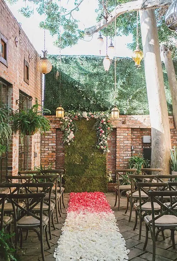 caminho de pétalas de rosas para cerimônia de mini wedding rústico Foto Pinterest