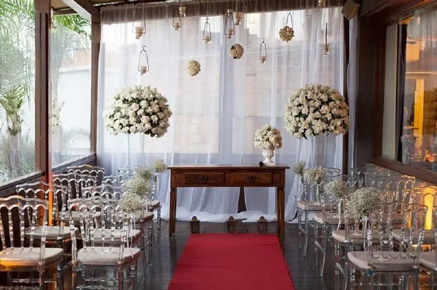 cerimônia de mini wedding decorada com arranjo de flores brancas Foto Party Style