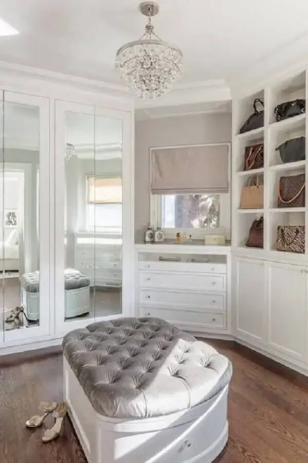 closet luxuoso decorado com portas espelhadas e puff baú capitonê Foto From Luxe With Love