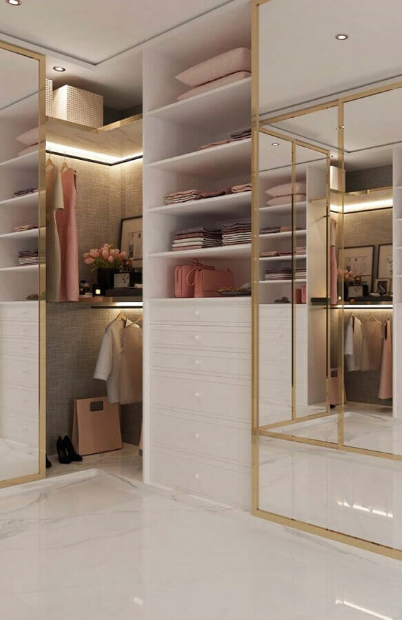closet luxuoso moderno todo branco decorado com detalhes dourados Foto Pinterest