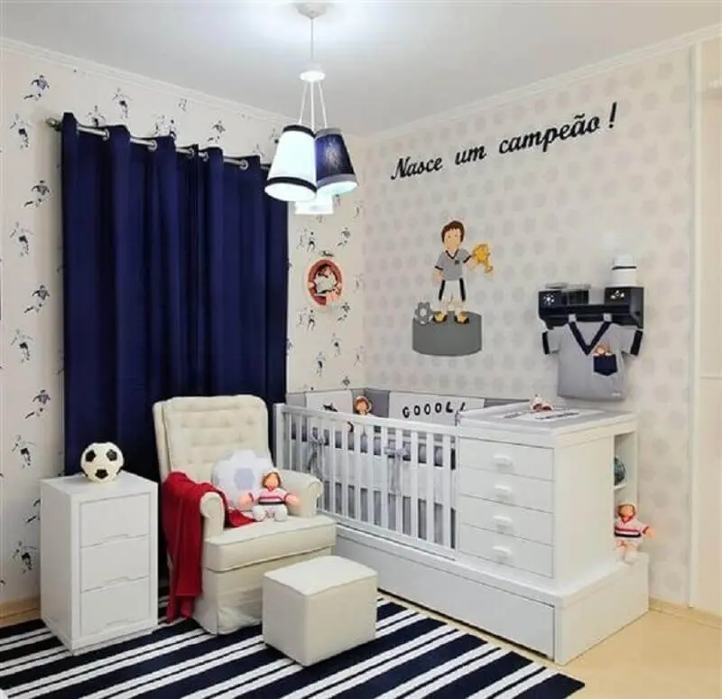 cortina azul marinho para quarto de bebê com tapete listrado e papel de parede Foto Amandica Indica