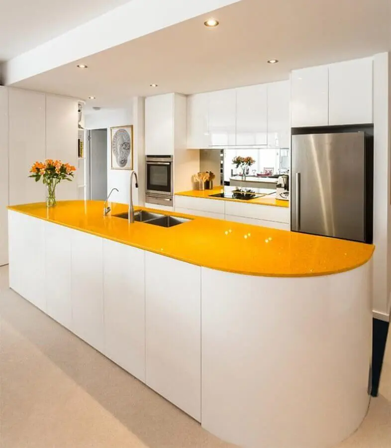 cozinha amarela e branca ampla com ilha e armários planejados Foto Pinterest