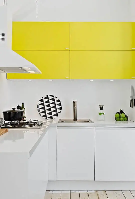 cozinha amarela e branca planejada com luz em armário aéreo Foto Pinterest