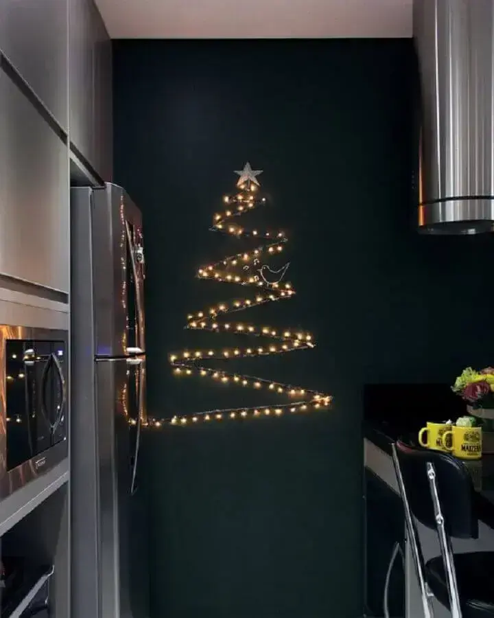 cozinha decorada com luzes de Natal na parede em formato de árvore natalina Foto Pinterest