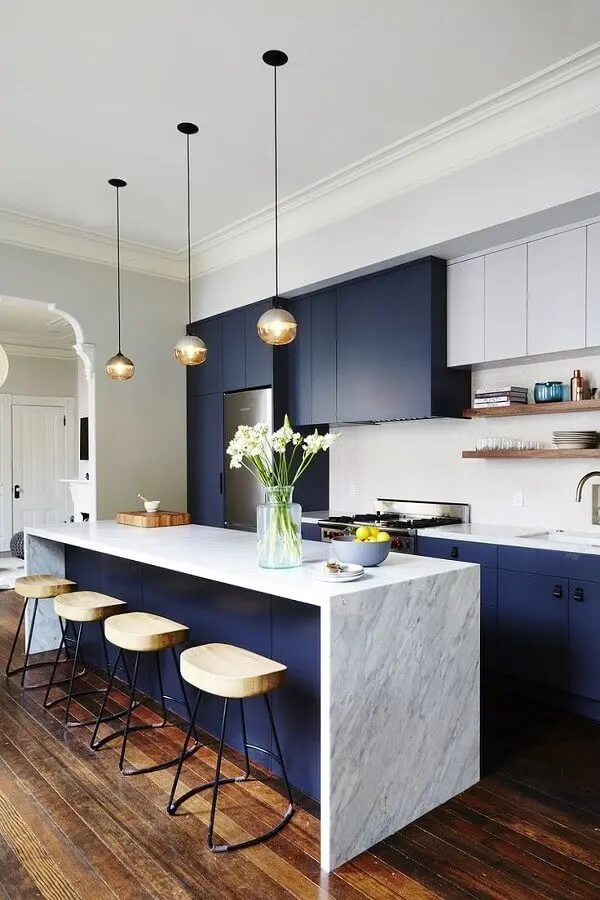 cozinha moderna planejada com armários na cor azul marinho Foto Mexfoodla Media