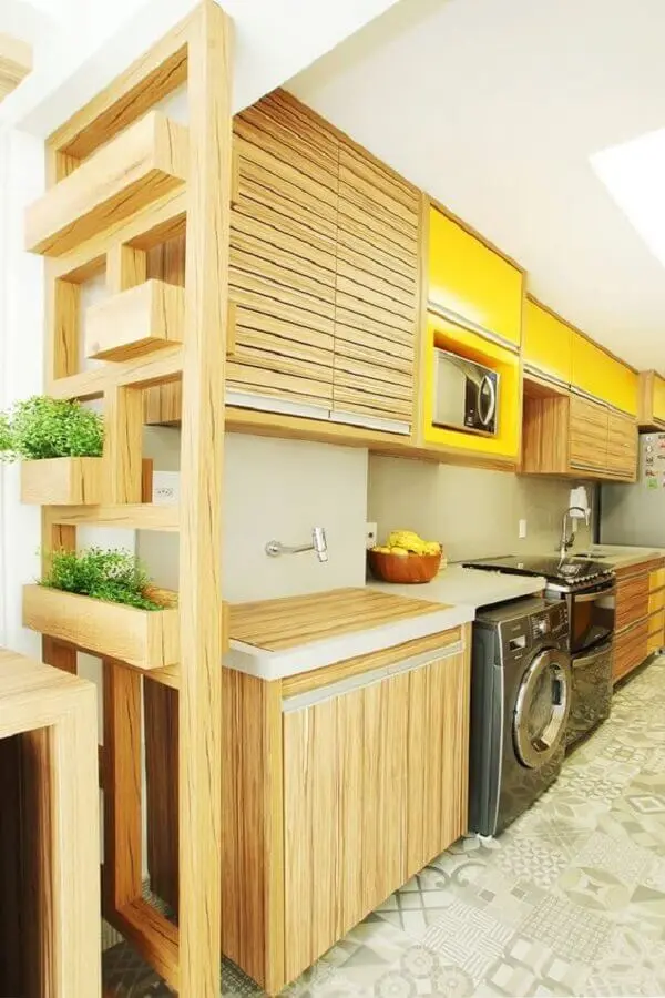 cozinha planejada amarela com armários de madeira Foto Pinterest