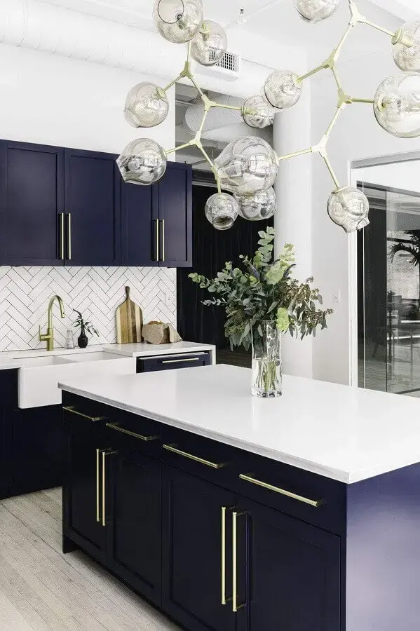 cozinha planejada sofisticada com armários azul marinho Foto Idea Inspirations