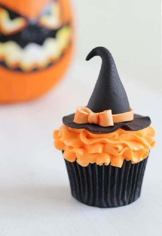 cupcake decorado com chapeuzinho para festa de dia das bruxas Foto Pinterest