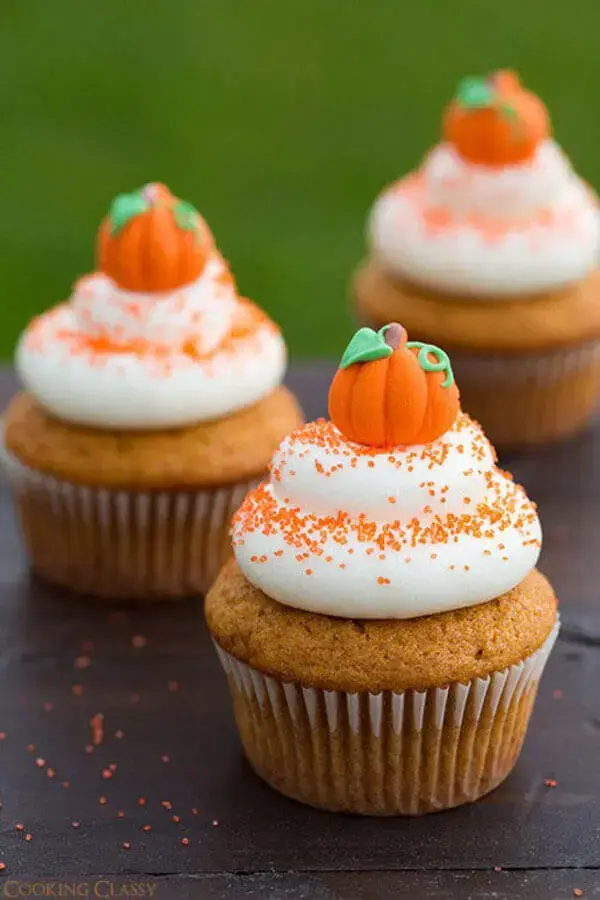 cupcake decorado com mini abóbora para festa de dia das bruxas Foto Faça Você Mesmo