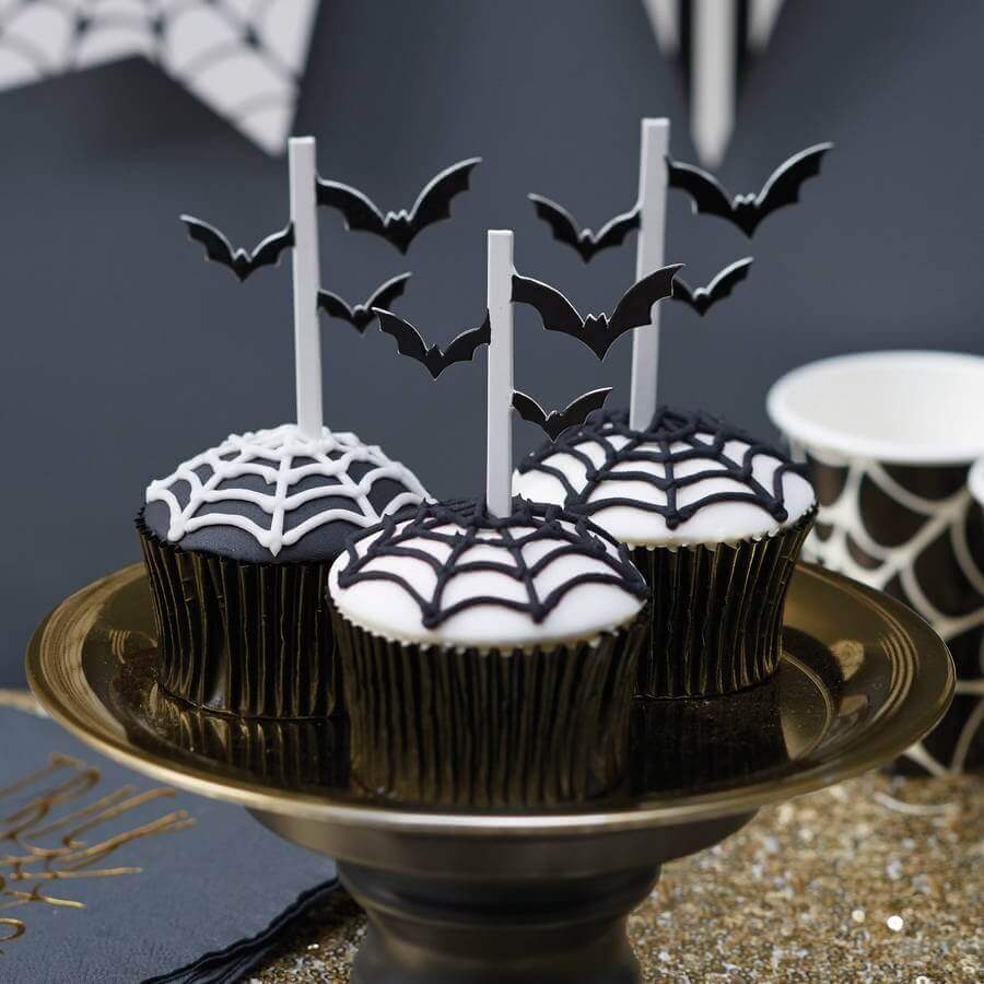 cupcake personalizado com morcegos e teia de aranha para dia das bruxas Foto Pinterest
