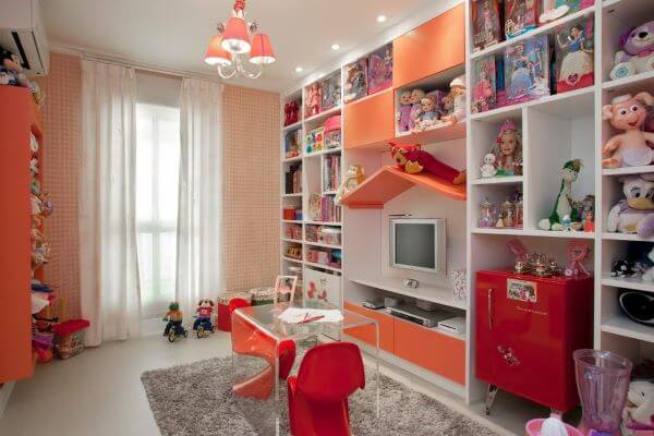 Decoração de quarto infantil com estante para brinquedos 