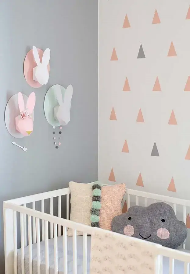 decoração cinza e rosa com papel de parede infantil para quarto de bebê Foto Futurist Architecture
