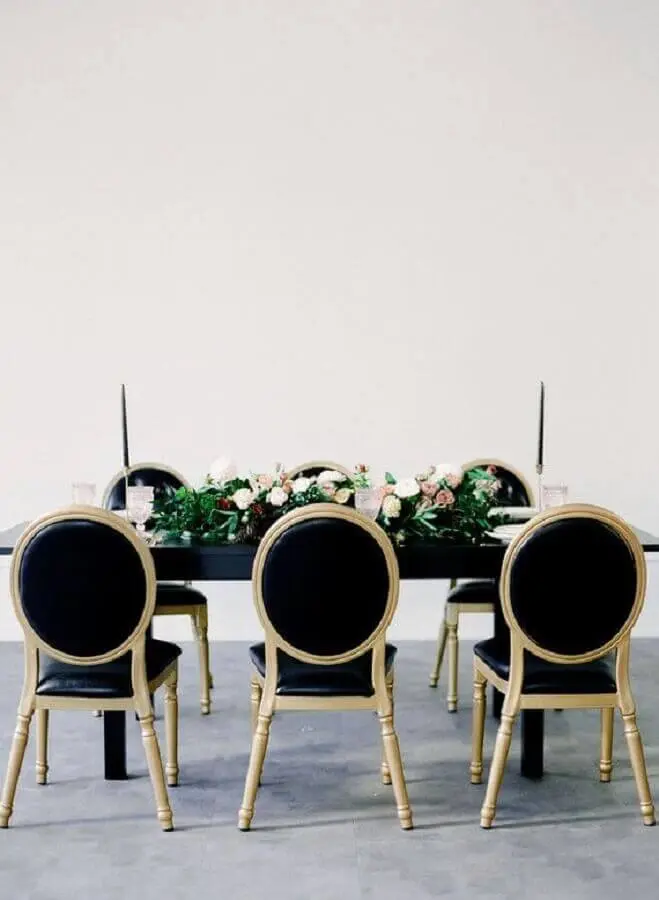 decoração clean com cadeiras e mesa preta para mini wedding Foto 100 Layer Cake