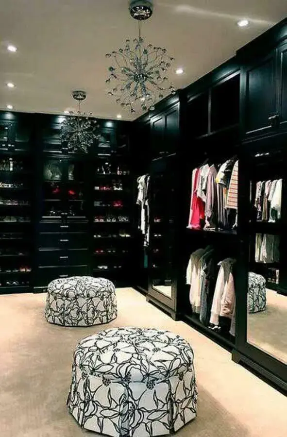 decoração closet luxuoso com armários pretos e puffs redondos Foto We Heart It