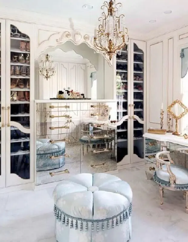decoração clássica para closet luxuoso com gavetas espelhadas Foto This is Glamorous