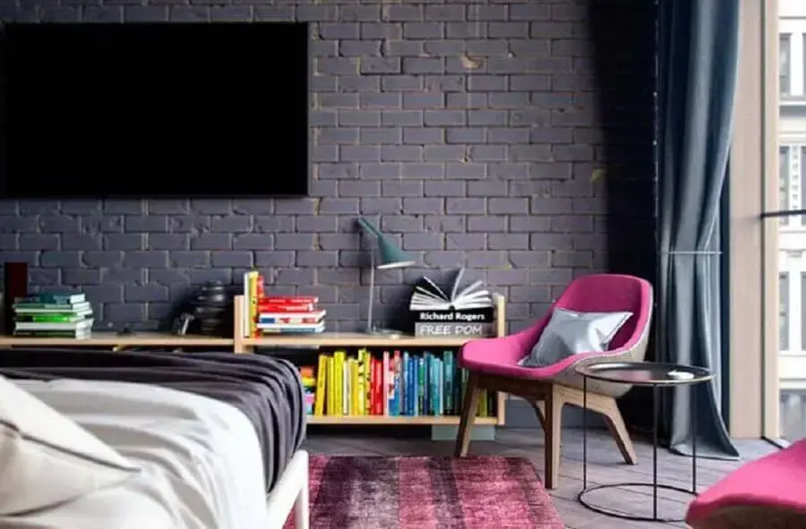 decoração colorida com poltrona para quarto feminino com parede preta de tijolinho Foto Vulcanlirik