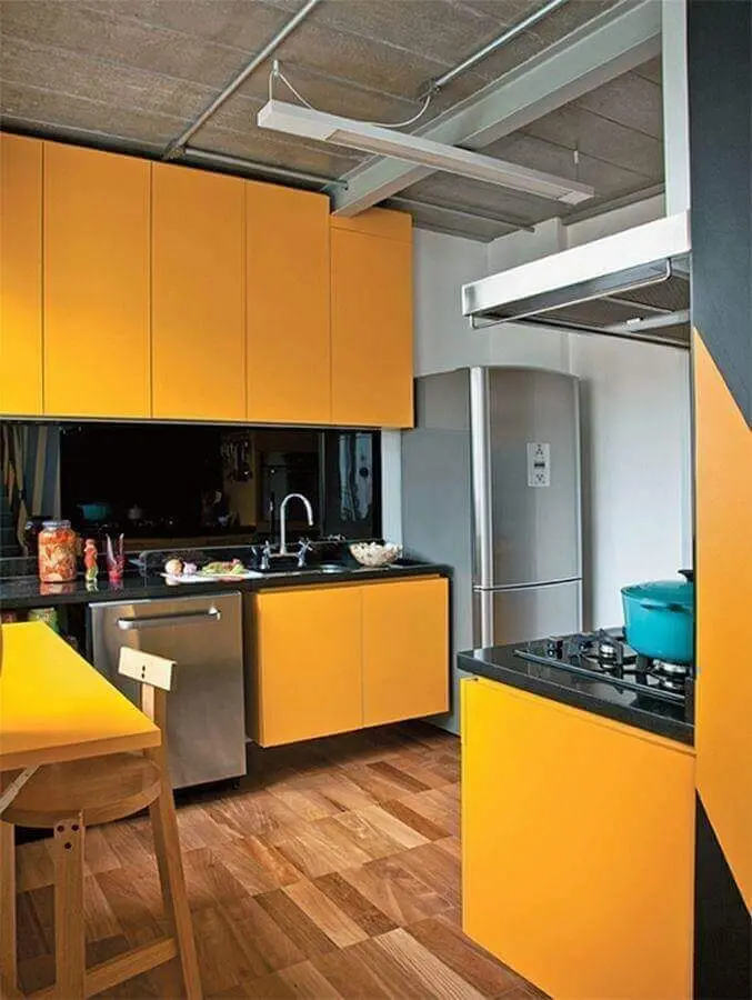 decoração com armário de cozinha amarelo e preto Foto Suzana Barboza - Estúdio Trópico