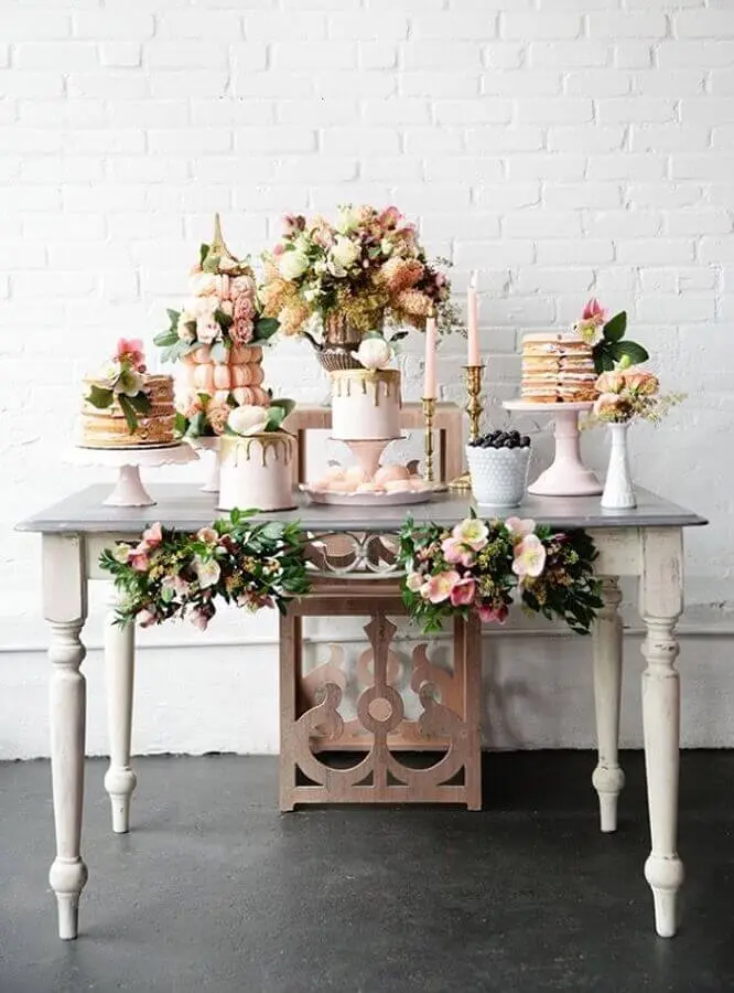 decoração com arranjo de flores para mesa de bolo de mini wedding Foto Pesona Pengantin