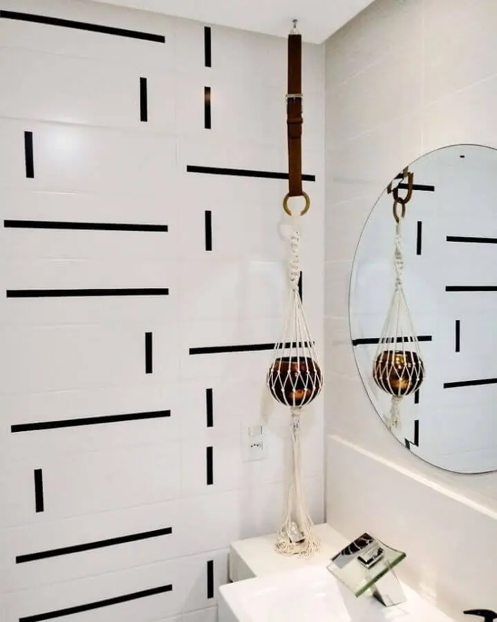 decoração com fita isolante preta para banheiro com espelho redondo Foto Erikarketeta