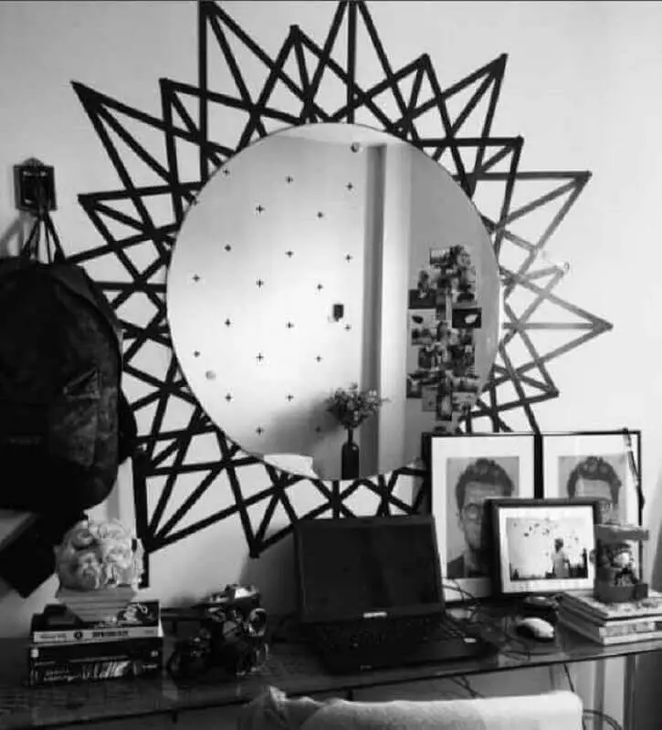 decoração com fita isolante preta para parede com espelho redondo Foto Decoração e Arte