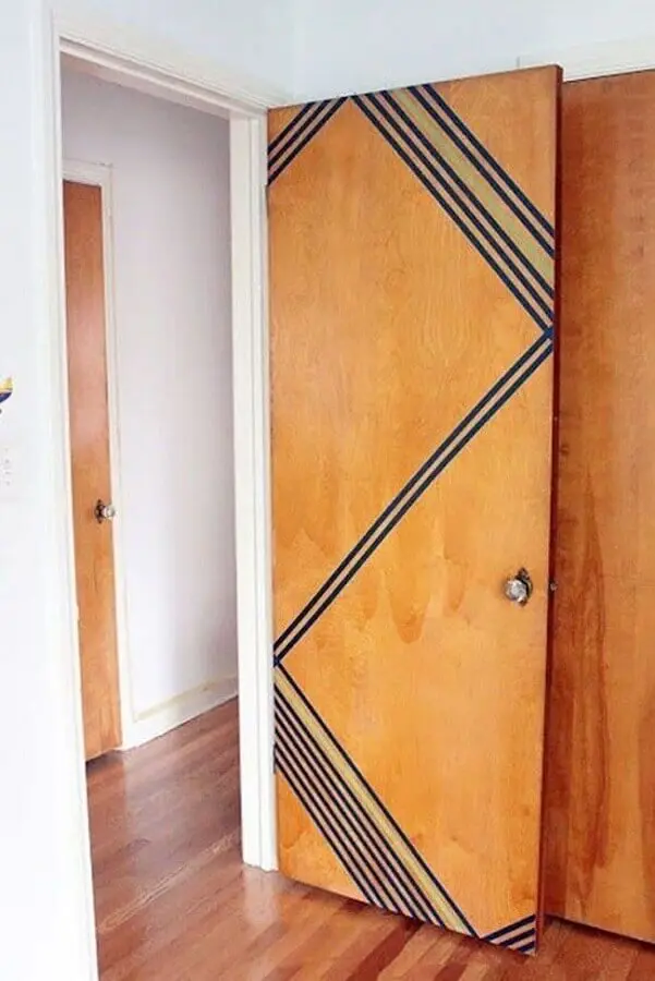 decoração com fita isolante preta para porta de madeira Foto Odyssey