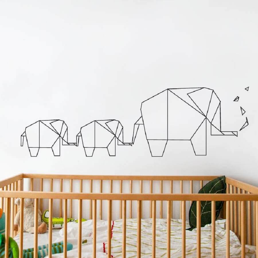 decoração com fita isolante preta para quarto de bebê com berço de madeira Foto Lowe’s Canada