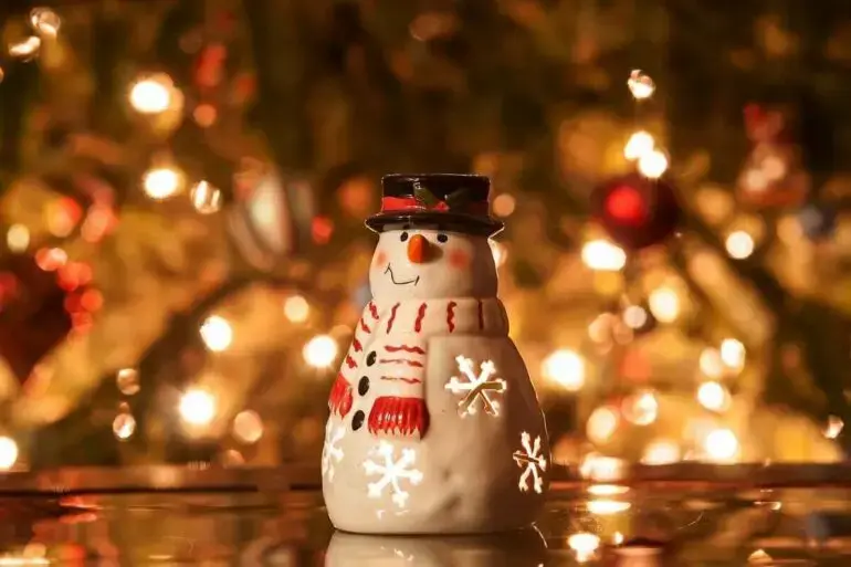 decoração com luzes de Natal e boneco de neve de porcelana Foto Pinterest