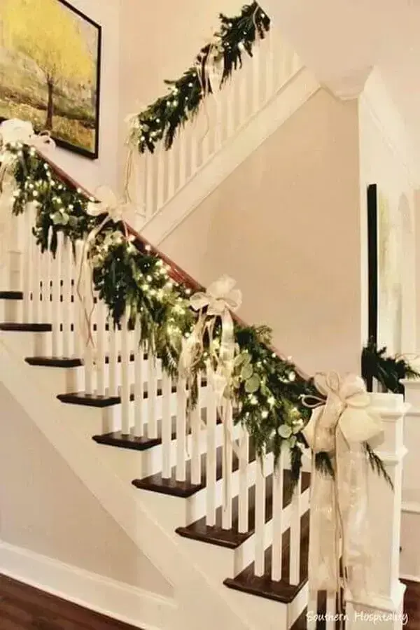 decoração com luzes de Natal para corrimão da escada Foto CooDecor