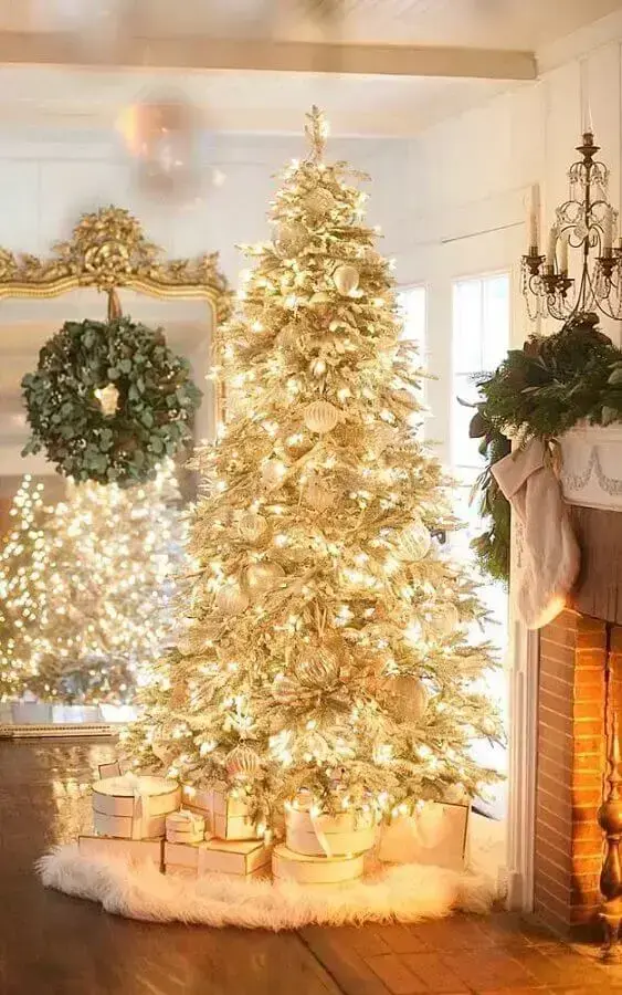 decoração com luzes de Natal para árvore dourada Foto Deavita