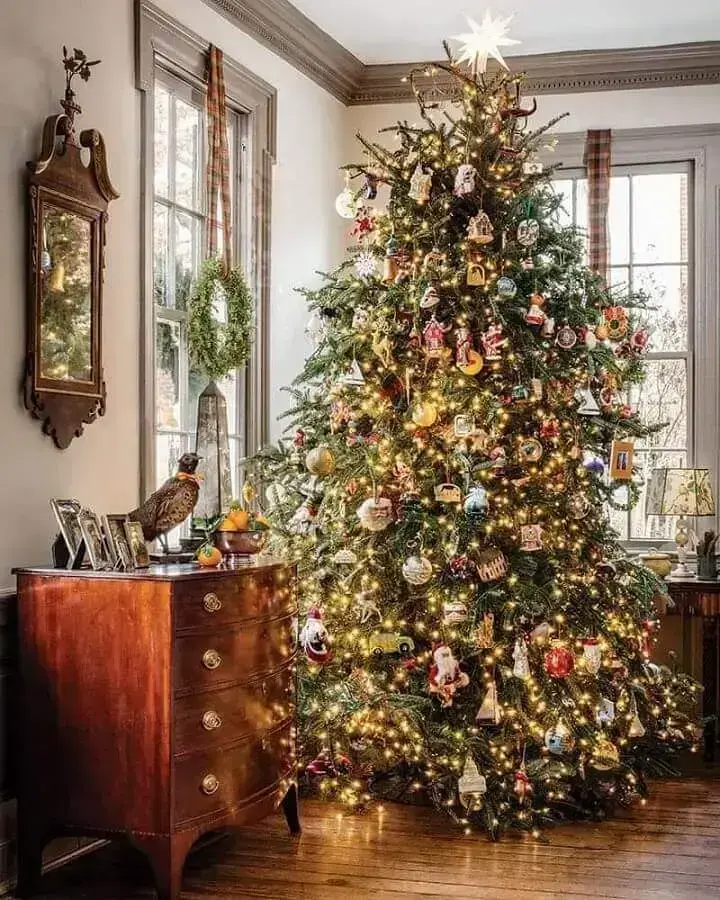decoração com luzes de Natal para árvore grande e cheia de enfeites Foto The Cottage Journal