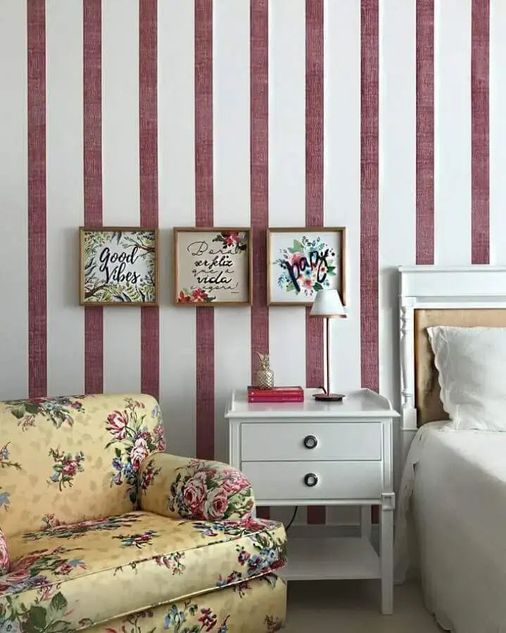 decoração com papel de parede listrado e poltrona para quarto de casal com tecido floral Foto Babi Teixeira