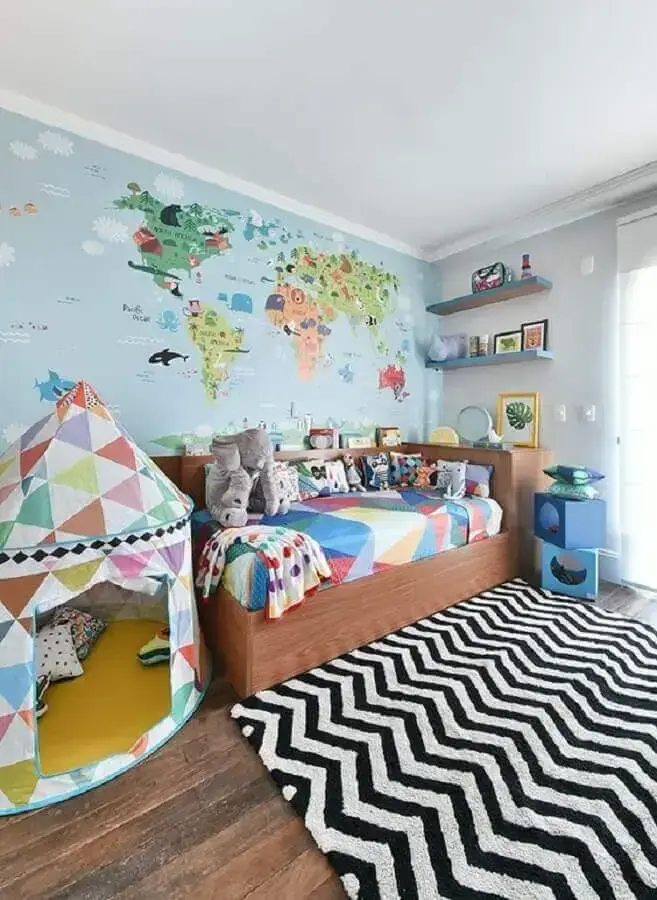 decoração com papel de parede para quarto infantil com desenho de mapas e tapete chevron Foto Revista VD