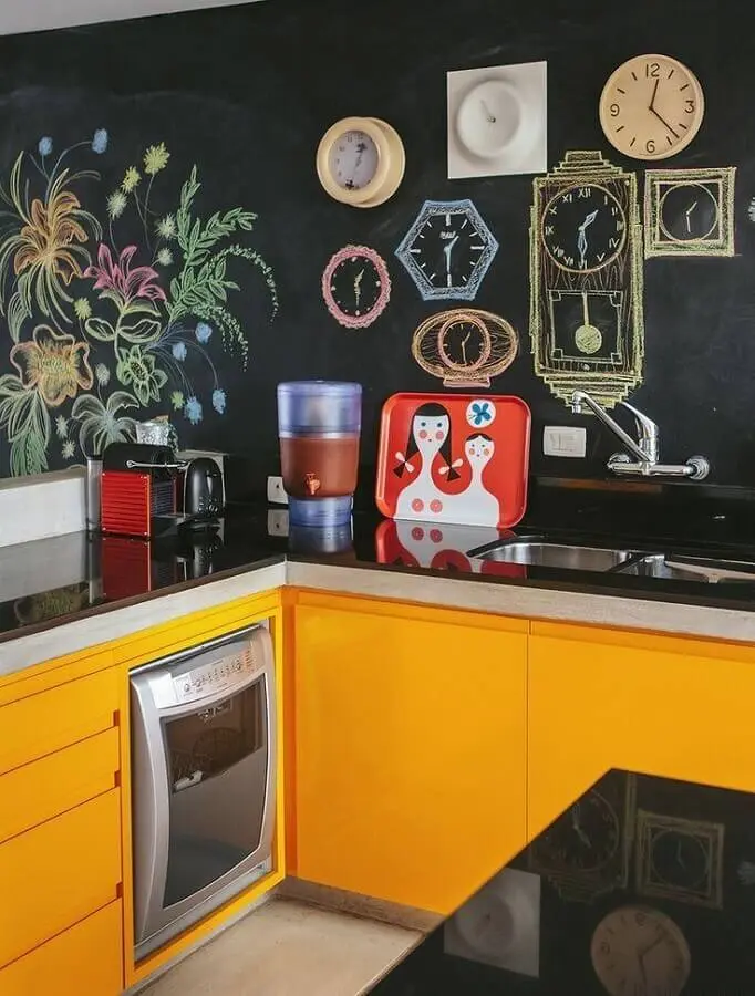 decoração com parede de lousa e armário de cozinha amarelo Foto Assetproject