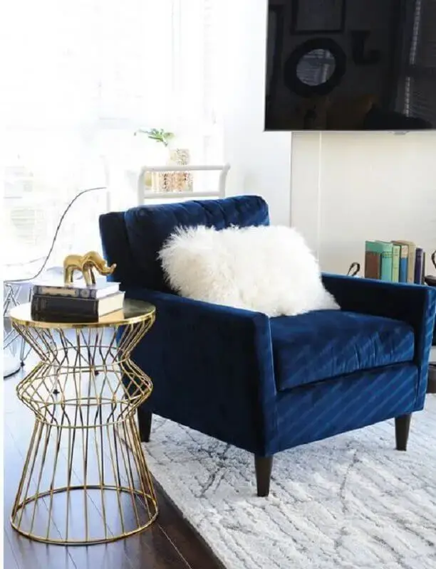 decoração com poltrona azul marinho e mesa lateral dourada Foto Live Simply