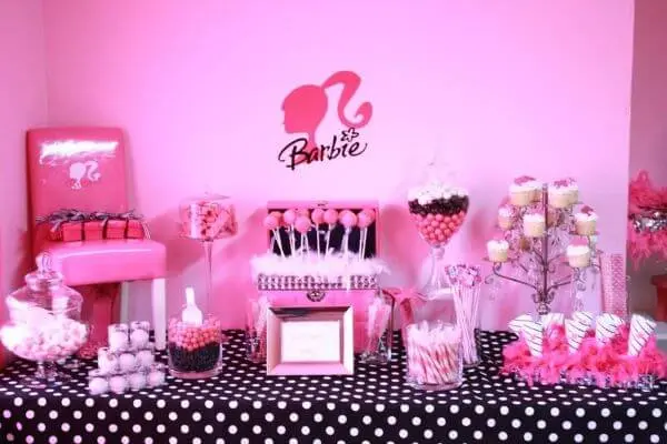 Decoração de festa da barbie preto e rosa