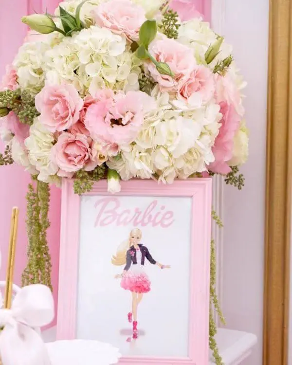 Decoração de festa da barbie com flores e quadros decorativos