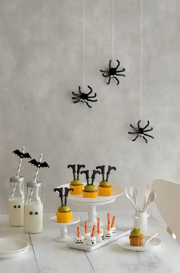 decoração de festa de Dia das Bruxas com aranhas de brinquedo Foto Pinterest