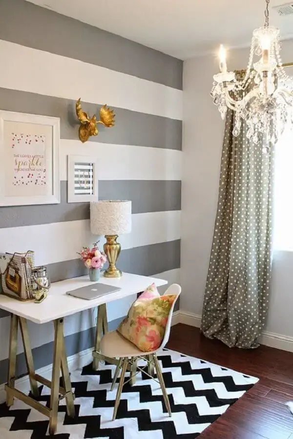 decoração de home office com papel de parede listrado horizontal branco e cinza Foto Steal the Look