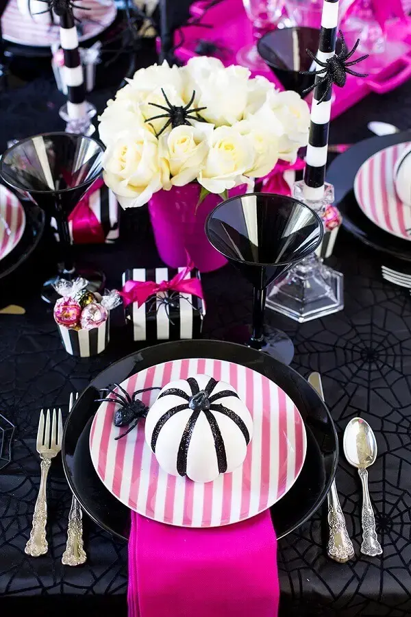decoração de mesa dia das bruxas preta e rosa com aranha de brinquedo Foto Why Santa Claus