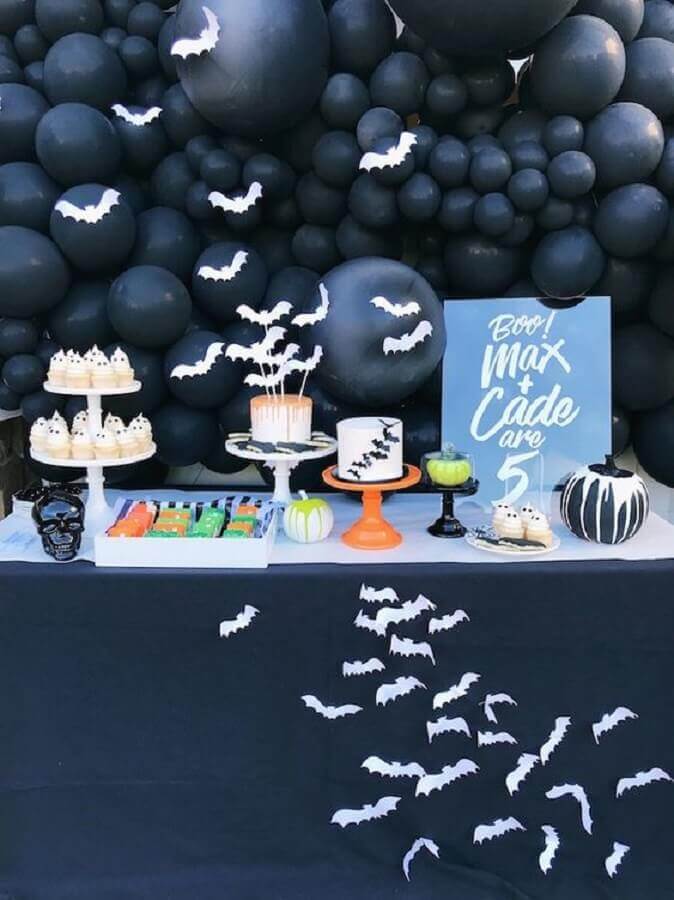 decoração de mesa dia das bruxas toda preta com morcegos brancos Foto Kara’s Party Ideas