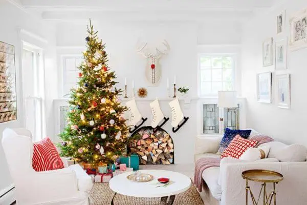 Decoração de natal para sala com árvore iluminada