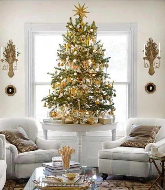 decoração de natal para sala de estar com detalhes em dourado