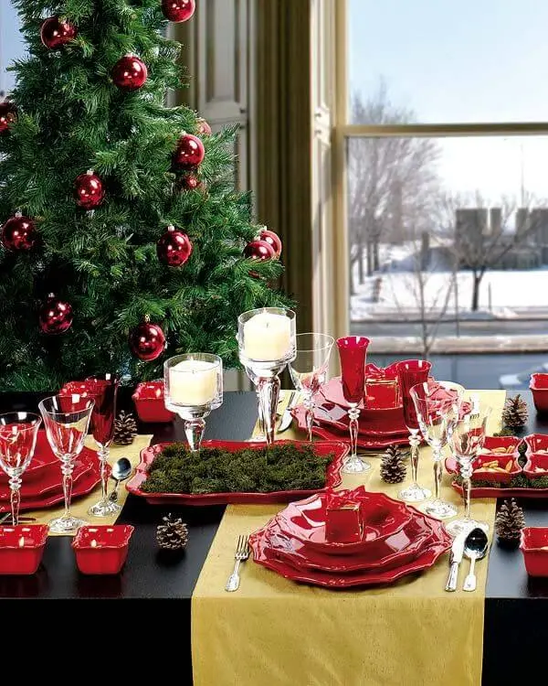 Aparelho de jantar vermelho combinando com a decoração de natal para sala 